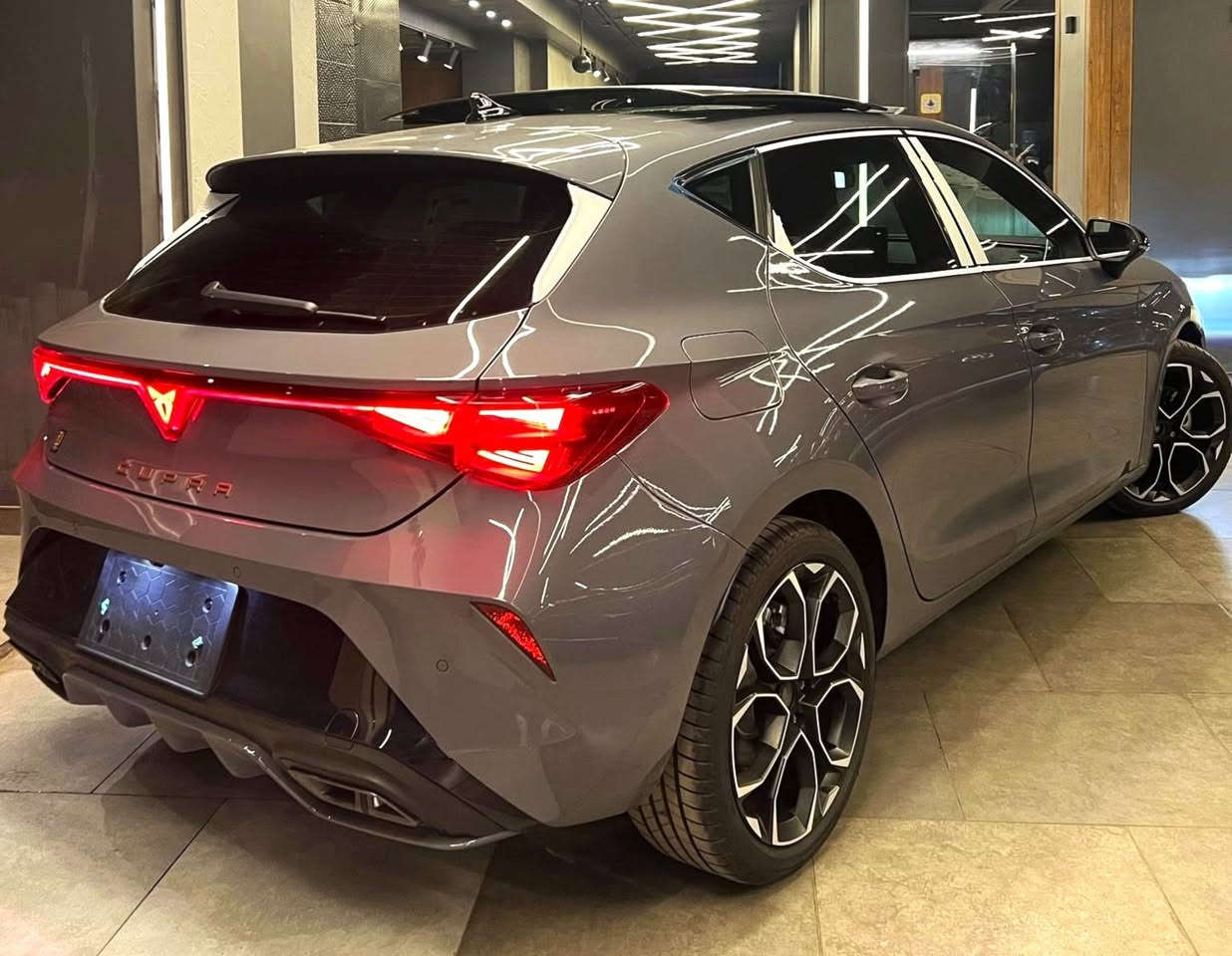 Cupra Leon 1400cc turbo TSI  / 2026

العربيه اسبانيه من شركة سيات
وكيل  زيرو لم ترخص
سقف بانوراما، مصابيح أمامية Matrix LED وجناح خلفي رياضي (Dark Pack)
-------------------------------------------

أوتوماتيك (Aisin) من 8 سرعات
5000 دورة في الدقيقة

معدل استهلاك للوقود يبلغ حوالي 5.6 لتر لكل 100 كم
-------------------------------------------
الأمان: وسائد هوائية (6 وسائد)،
 نظام فرامل ABS+EBD+ESP، 
حساسات ركن أمامية وخلفية، 
كاميرا خلفية
و كاميرات 360

-------------------------------------------
السلامة وأنظمة القيادة: مثبت سرعة تكيفي (ACC)، نظام مراقبة ضغط الإطارات، كاميرا متعددة الوظائف، ونظام البقاء في الحارة المرورية

-------------------------------------------
تكيف ومخارج شواحن خلفيه
جنوط 18 انش
سمعات Sennheiser
لون ناردو جراي فرش اسود

متاح قسط و كاش القاهرة, مصر


**إذا كنت صاحب هذا الإعلان وتريد حذفه لأي سبب، رجاءا أرسل رسالة إلى الدعم الفني**