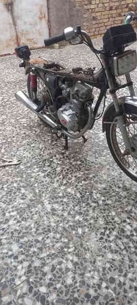 دراجه للبيع مكينه شغال بس بيه خيط دخان شاصي نضيفه  السعر ٢٥٠ وبيه مجال...