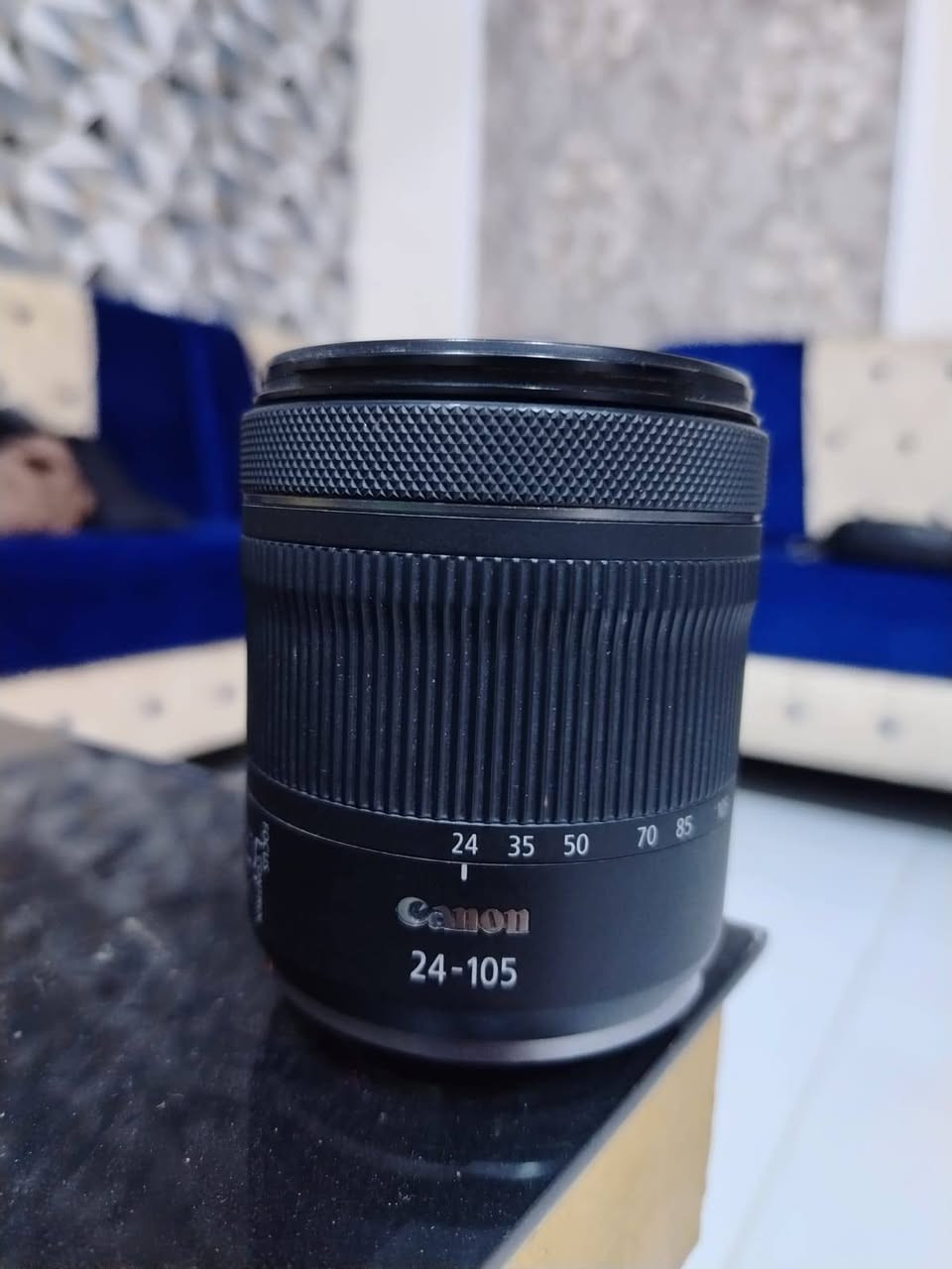 السلام عليكم  كامره للبيع  Canon EOS RP،
المستشعر: فل فريم (Full Frame) CMOS بدقة 26.2 ميجابكسل.
المعالج: DIGIC 8.
نظام التركيز: Dual Pixel CMOS AF مع آلاف نقاط التركيز.
تصوير متواصل: حتى 5 إطارات/الثانية.
الفيديو: تصوير 4K حتى 24/25fps (مع قص للصورة)، وFull HD حتى 60fps.
الشاشة: لمس متحركة بالكامل (Vari-Angle) قياس 3.0 بوصة.
عدسة المنظار الإلكتروني (EVF): بدقة 2.36 مليون نقطة.
حساسية ISO: من 100 إلى 40,000 (قابلة للتوسعة حتى 102,400).
العدسات: تدعم عدسات RF، ويمكن استخدام عدسات EF وEF-S عبر المحول الرسمي.
الاتصال: Wi-Fi وBluetooth.
الوزن: حوالي 485 غرامًا مع البطارية والذاكرة.
البطارية: LP-E17، وتعطي تقريبًا 250 صورة بالشحنة الواحدة (حسب معيار CIPA).
مميزاتها:
جودة صور ممتازة بفضل مستشعر الفل فريم.
خفيفة وصغيرة وسهلة الحمل.
شاشة متحركة مناسبة للتصوير وصناعة المحتوى.
أداء جيد في الإضاءة المنخفضة.
عيوبها:
تصوير 4K فيه قص (Crop).
لا تحتوي على تثبيت صورة داخل الجسم (IBIS).
البطارية متوسطة مقارنةً بكاميرات أحدث مع كارتونه مالتها و وفلاش TT وعدسه Canon RF 24-105mm F4-7.1 IS STM (وهي من أكثر العدسات استخدامًا مع كاميرا Canon RP)، فهذه مواصفاتها:
النوع: عدسة زوم قياسية (Standard Zoom).
البعد البؤري: 24–105 ملم.
فتحة العدسة: f/4–7.1 (متغيرة حسب الزوم).
تثبيت الصورة: IS مدمج حتى 5 وقفات تقريبًا.
المحرك: STM هادئ وسلس، مناسب للتصوير والفيديو.
أقل مسافة تركيز: 20 سم.
التكبير الأقصى: 0.5× في وضع Center Focus Macro.
قطر الفلتر: 67 ملم.
الوزن: حوالي 395 غرامًا.
التركيب: Canon RF Mount (متوافقة مع كاميرات سلسلة EOS R مثل Canon RP).
مميزاتها:
مدى زوم ممتاز (24–105) يغطي أغلب الاستخدامات.
خفيفة وسهلة الحمل.
تثبيت ممتاز للتصوير اليدوي.
مناسبة لتصوير الأشخاص، الطبيعة، السفر، والفيديو.
عيوبها:
فتحة العدسة ليست واسعة، لذلك أداءها في الإضاءة الضعيفة وعزل الخلفية أقل من عدسات f/2.8 أو f/4 الثابتة كامره جدا نضيفه السعر راسلني وجاوببك خاص بثواني وذا اتصال ***********
