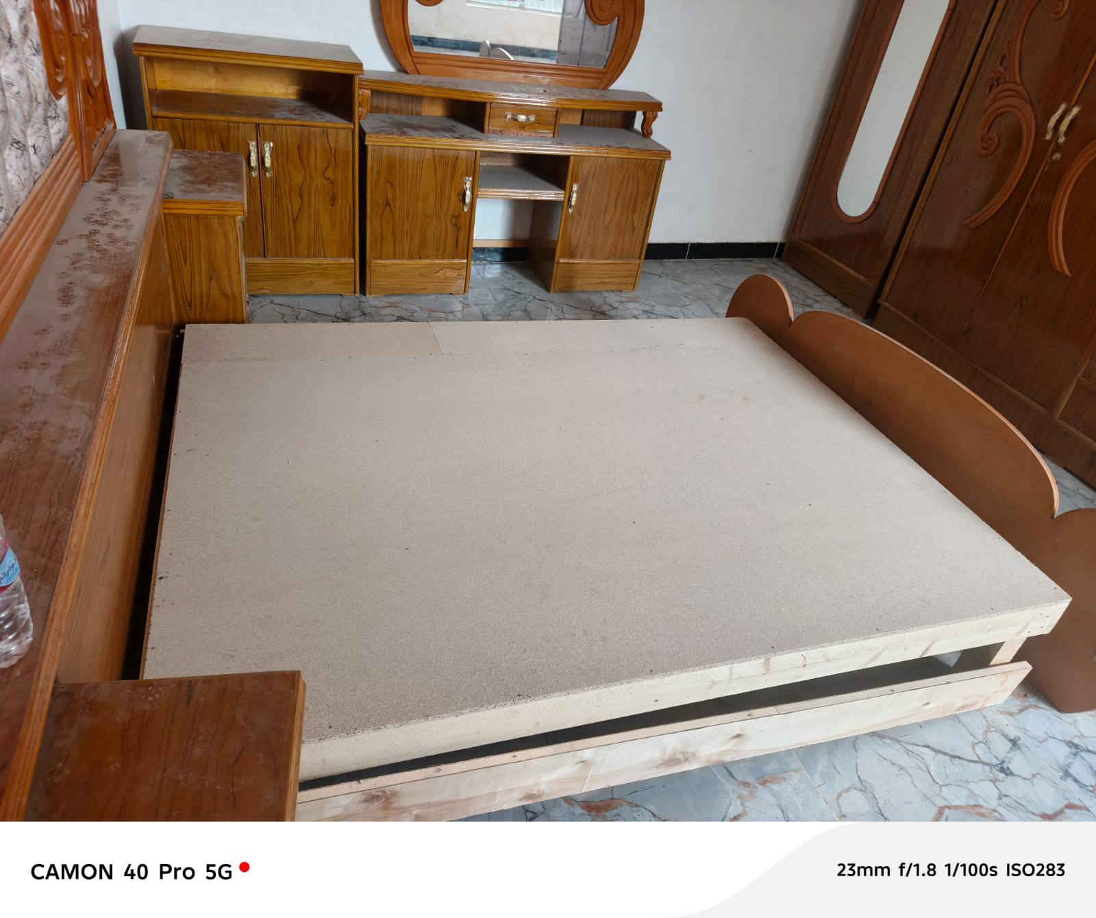 السلام عليكم ورحمه الله
غرفه نوم نجاره جديده مامستخدمه 
مثل ماشوفون كدامكم السعر  مليون وقابل لتفاوض
***********
