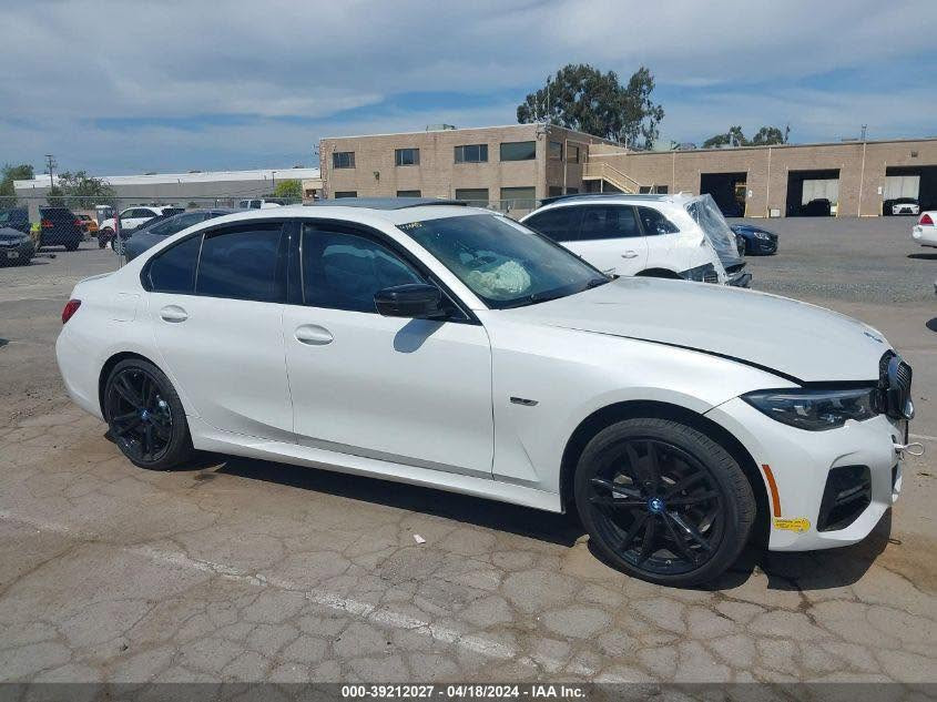 🔥 BMW 330e M Sport 2022 للبيع 🔥
▫️ وارد أمريكي - استيراد ألماني
▫️ لون أبيض كامل
▫️ محرك 2.0 تيربو + هايبرد Plug-in Hybrid
▫️ قوة 288 حصان
▫️ قير أوتوماتيك 8 سرعات Steptronic
▫️ تسارع 0-100 كم/س خلال 5.8 ثانية
▫️ أوضاع القيادة: ECO PRO / COMFORT / SPORT / HYBRID / ELECTRIC

⭐ المواصفات:

✅ باكج M Sport
✅ فتحة سقف كبيرة
✅ رادار
✅ حساسات أمامية وخلفية
✅ كاميرا خلفية
✅ كراسي جلد رياضية (حضن) لون ماروني
✅ كراسي كهربائية مع Memory حفظ وضعيات
✅ تدفئة مقاعد
✅ مرايا كهربائية قابلة للطي
✅ تحكم خلفي مستقل بالمكيف
✅ شاشة كبيرة مع iDrive وماوس التحكم
✅ بصمة وتشغيل ذكي
✅ تشغيل بواسطة بطاقة BMW Digital Key
✅ تشغيل وفتح السيارة عن طريق الهاتف
✅ هاند بريك كهربائي
✅ شحن كهربائي + شحن ذاتي أثناء القيادة
✅ وياله 19 إنج تو سايز (الخلفي اعرض) ✅تايرات جديده 
✅ مرايا باتمان
✅ لحية أمامية رياضية
✅دوسات جانبية

سيارة رياضية فخمة تجمع بين الأداء القوي والاقتصادية بالوقود، مواصفات مميزة ونادرة، جاهزة للاستخدام.

حادثها صفحه السايق چاملغ مبدل وباب السايق مبدل والباب الخلفي مصبوغ والچاملغ الخلفي مصبوغ افضل شغل مشتغلي وحادثها شخط 

لغود+شواصي+دواخل كله مكفول 

رقم بغداد الدولي بسمي سنويه لل29 هزه نافذه تحويل مباشر 

📍 الممشى: 63ml
💰 السعر المطلوب: 225وبيها مجال 
📞 للاستفسار الاتصال *********** او خاص او واتساب
🏠 مكاني /بغداد المنصور /حي دراغ

