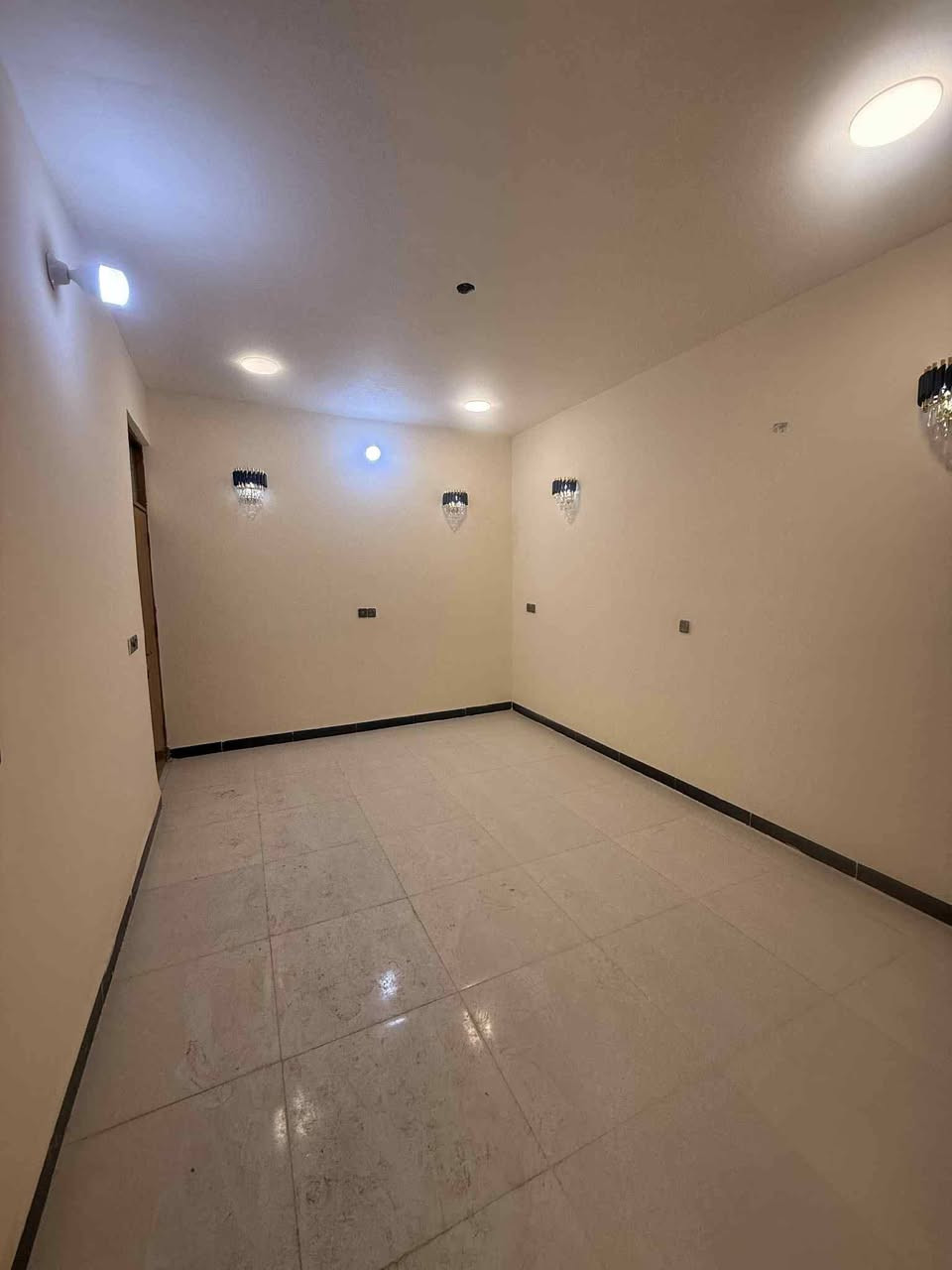 السلام عليكم ورحمة الله وبركاته من رخصت مدير الكروب المحترم نرجو الموافقه على المنشور بيت للبيع مساحه البيت ١٠٠ متر الجبهه ٥ والنزال ٢٠ غرف نوم ٢ واستقبال وصاله ومطبخ وصحيات فوك وجوه البيت كامل من كل النواحي عقد زراعي ١١٧ العنوان بوب الشام قبل القوس منطقة الحاج ضيفان بعد سيطره الشعب القديمه خدمات كامله تبليط كهرباء مجاري رئيسيه مدارس قريبه بناء حديث ولمعرفة باقي التفاصيل الاتصال برقم ***********
