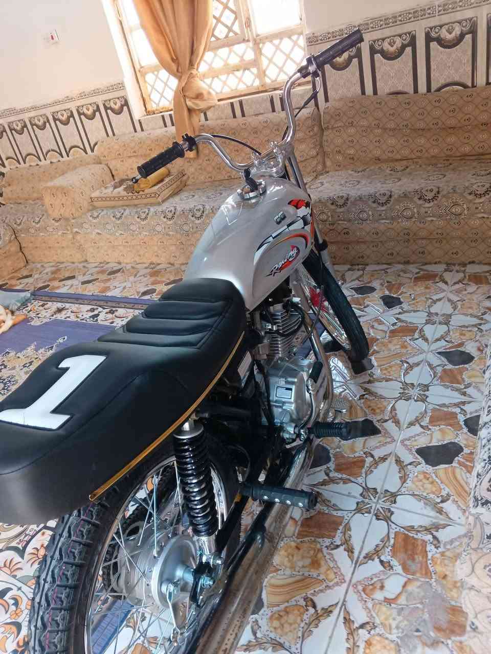 سلام عليكم  شباب دراجه معمره صارلهه اقل من اسبوع مكينه انتنس بستم ناصي شاصي ادوات قراضه كله اصلي ام الشمس دراجه بعده عل سحك جاهزه مستعجل على  بيعته  سعرههه 650 قفل رقم تواصل  ***********
