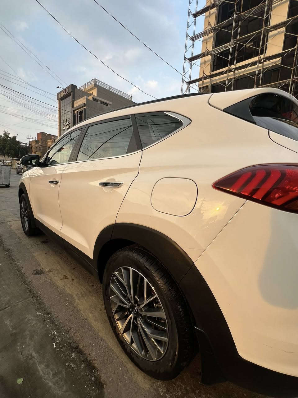 توكسان 2019
هونداي توكسان 2019 خليجي
رقم بغداد تحويل سنويه
السياره ماشيه 75.000 كيلو قابل للزياده
فول مواصفات
بنوراما
تبريد قطعتين
بصمه تشغيل وابواب
شحن وايرليس
كشنات كهرباء
شاشه كاربلي
السياره نظيفة جداً جداً وميحتاج تصرف عليها اي شي
بيها صبغ نص البنيد بسبب طابوكه
وبيها صبغ الدعاميه الاماميه بسبب شخط ( صورة الشخط موجوده قبل الصبغ )
السعر 195 ورقه بيها مجال للشراي
*********** واتساب
