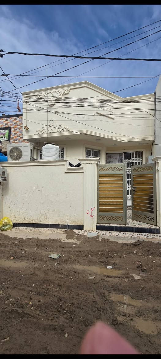 🏠/ دار للبيع المساحة ١٠٥ م طابو زراعي سند ٢٥ 
         الواجهة ٧ م / النزال ٢٤ م
🧱/ بناء حديث 
الطابق الاول / مطبخ . هول . استقبال . غرفة نوم . مجمع صحيات 
الطابق الثاني /  غرفة نوم 
🌏الموقع / حلة . نادر الثانيه ٠ كراغول ٠ شارع الكبان فرع الصيدلية 
السعر مناسب قابل للتفاوض                 للاتصال ***********     ***********
