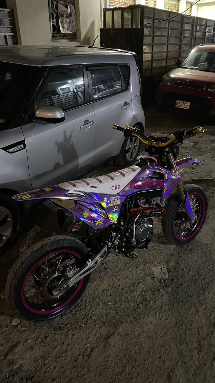 سلام عليكم دراجه قفاز CRX 300cc موديل 2025 ماشيه 10 الف
مكينه نضيفه كلش لا صوت ولا نضوح ولا تبخير وناعمه والدراجه عليها ادامه عامه من دسكات و تنضيف كابريتر وبلكات الدراجه كامله مكمله برغي مابيها نقص 

اخوان الدراجه ملغومه تزويد  وشم سمائي 7 الوان
ستيرن وقاعدات ستيرن وقبضات سكليتر ويدات بريك وكلج ذهبي اصلي 
تايرات و وياله سياحي مال كاوسكي
كشن دوشمه وعمل خاص عالي طبي 
صوندات 
وبيها منضومه شوته زرع رياضي 
صالنصه رياضي مال تي ماكس 

ملاحضه * انطيك وياها ويالاتها البلاديه وكفراتها وكل غراضها البلاديه وياها 
السعر : مليون و 900 بيها مجال قليل 
مكاني بغداد الصليخ او الـ600
رقمي ***********
