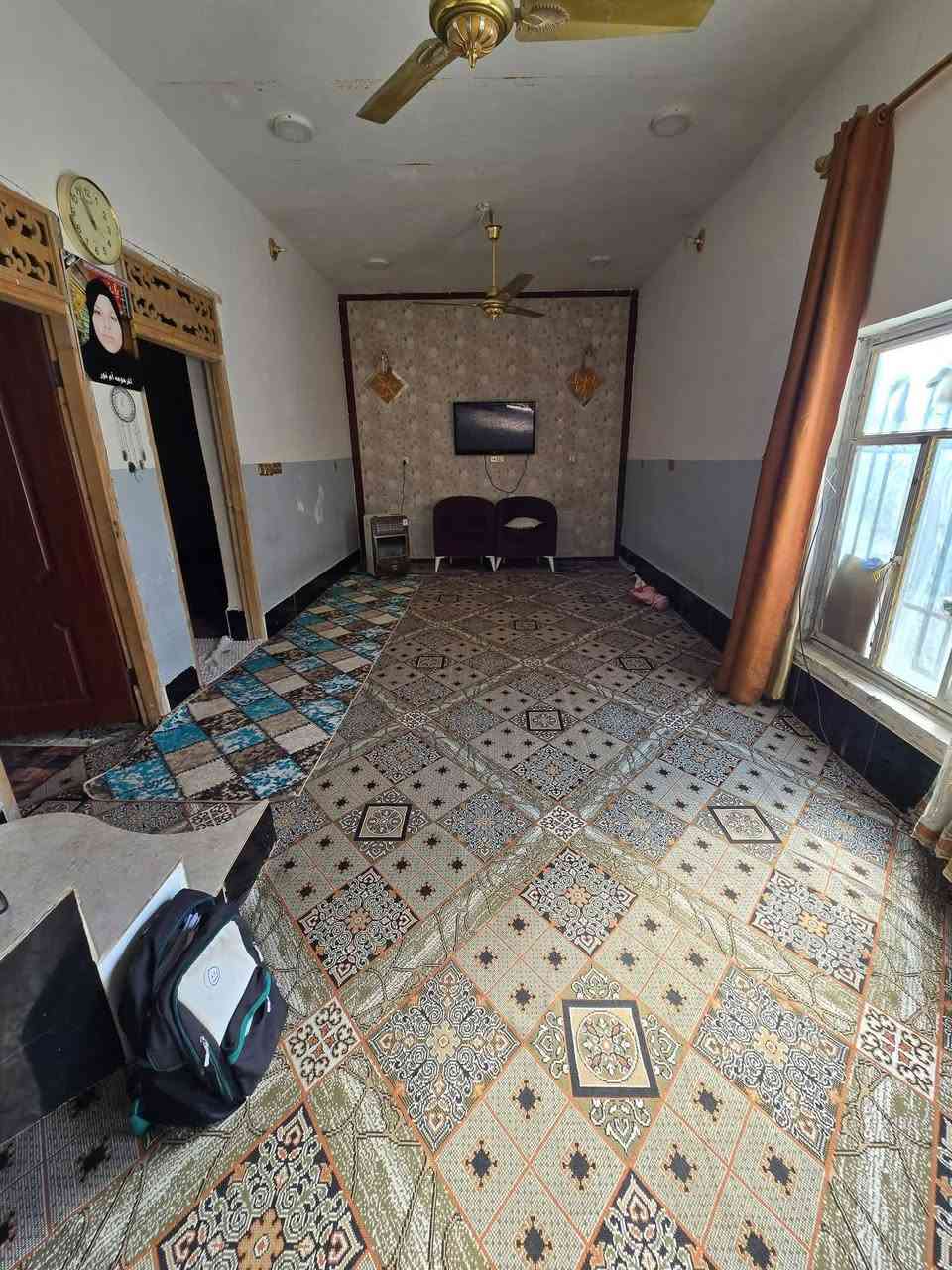 بيت مساحته ٣٠٠ بناء طابوك رتفاع عن الشارع اكثر من متر بناء حديث غرفتين نوم +صاله ١٢ متر صحيات داخليه خارجي مطبخ داخلي ومطبخ خارجي براني عايزه ضلع واحد بيت كله سيراميك***********
