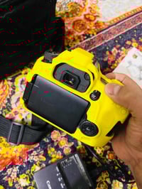 سلام علیکم شباب كاميرا كانون 70D شاشه قلاب للبيع نضيفه مثل ما موضح اما...