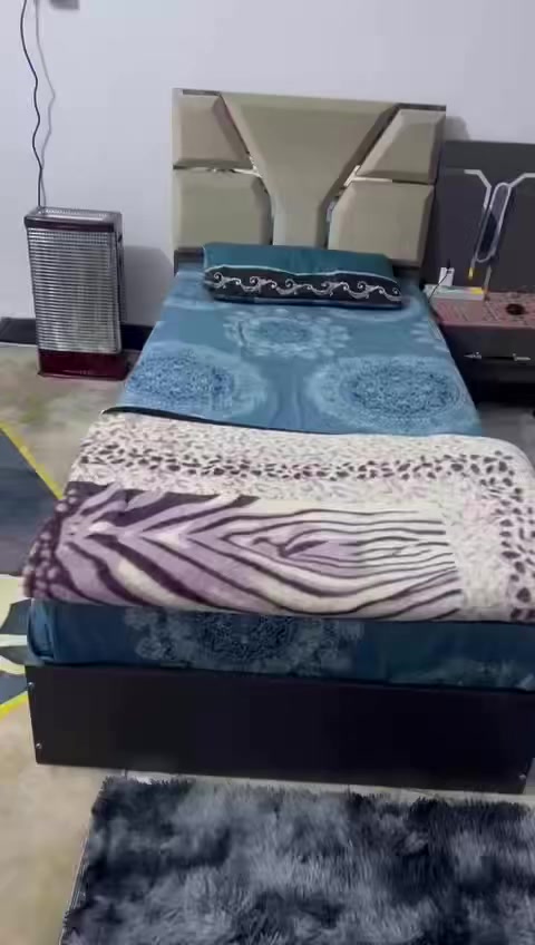 سلام عليكم غرفه اخشاب تركي نفرين معزوله سريرين كما واضح في التصوير سعره 650هيه ودواشكهه رقم الهاتف ***********
