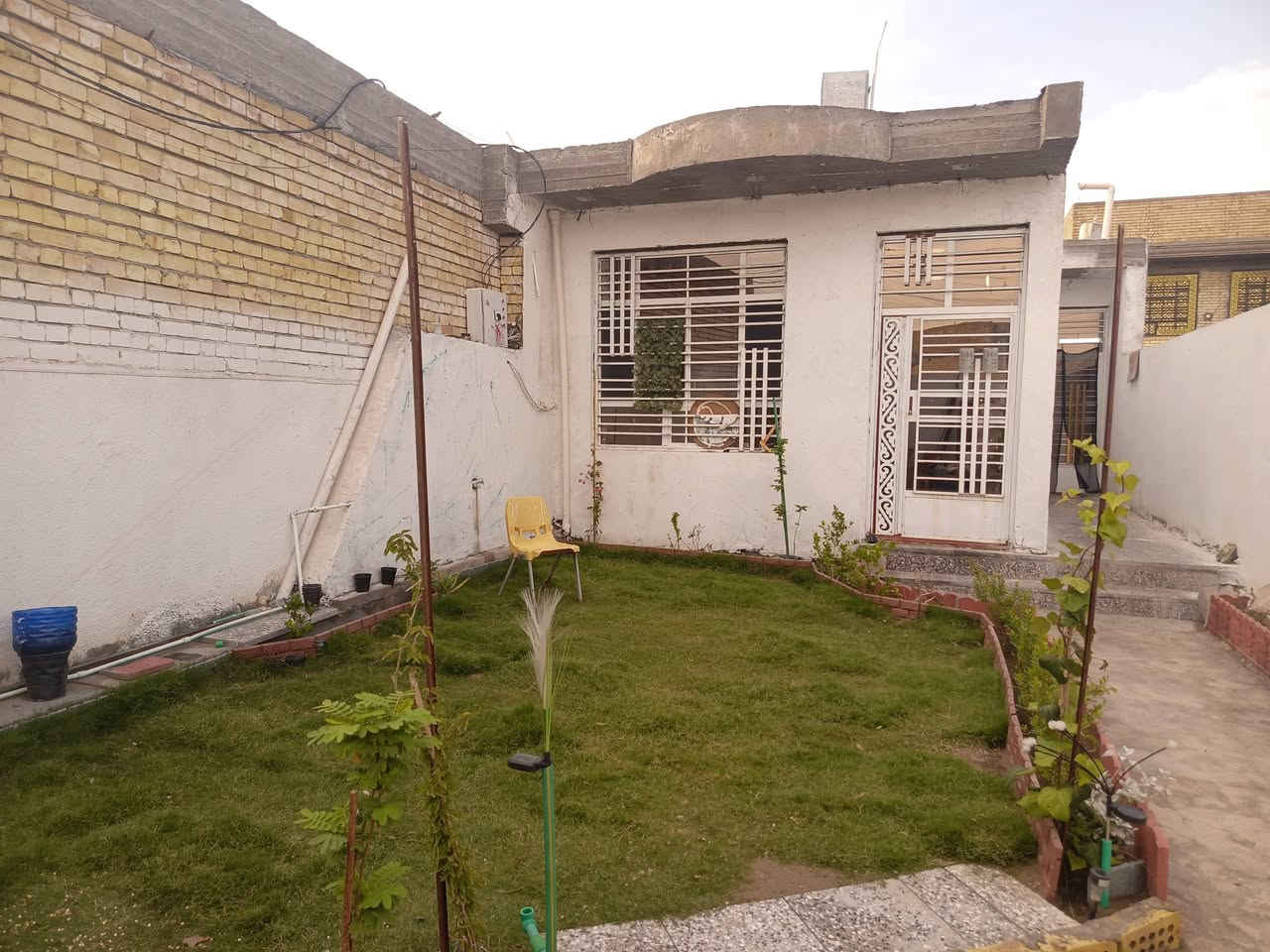 دار بناء حديث مساحة 330 متر زراعي واجهة الدار 7 متر
المنطقة كامل خدمات ماء مجاري كهرباء تبليط انترنيت ضوئي
نظام التبريد دكتات 
يحتوي على غرف عدد 3
صالة عدد 2
استقبال
مطبخ
صحيات عدد 3 
حديقة وكراج
من ضمن البيت سبالت عدد 3 وجلسة عربية 
فيديو من ضمن الصور بي التفاصيل
مشمول بالتطويب
العنوان بغداد الرصافة حي دجلة خلف معارض حي النصر
السعر 135مليون
***********
