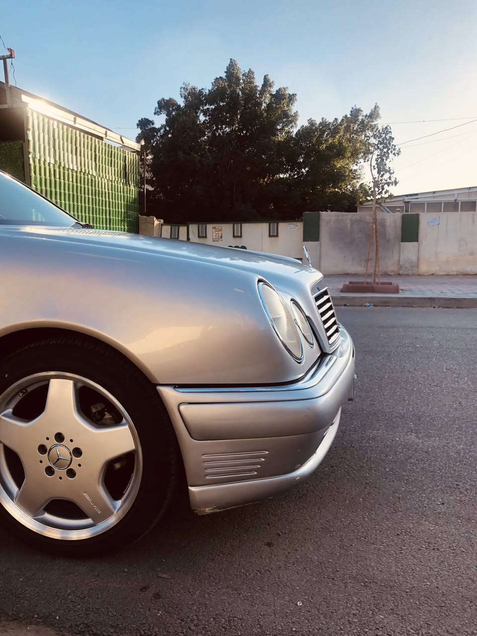 السلام عليكم
 السيارة للبيع او مراوس حسب القناعة مارسيدس ام عيون E420 V8 لڤكيندر السيارة وارد يابان عليها كت كامل AMG عليها وياله تو سايز هم AMG اصلي السيارة جديدة كلش ماشية 99 الف وقابل للزيادة بيها بارد بلباب الخلفي العكس السايق والسيارة فول مواصفات بردة خلفية وفتحة و الكشنات تحكم كهرباء و تدفئة وخزن ميموري عليها منضومة تبريد جديدة وصدر امامي خلفي كله جديد وتخم تاير جواها جديد السيارة مال جناي سعرها 155 وبيها مجال بسيط 
رقم التلفون ***********
