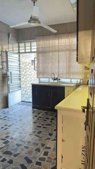 بسم الله الرحمـٰن الرحيم 
🏠دار للبيع طابو زراعي🏠
الموقع البلديات منطقة حي التراث المساحة 175 متر طابقين 
صالة
اربع غرف نوم وغرفة خامسة مخزن 
صحيات 3
مطبخ حار وبارد
يبعد عن الشارع العام 100 متر منطقة مرتبة ومتوفرة كل الخدمات
السعر 295 مليون وبي مجال للشراي
للاستفسار ***********
