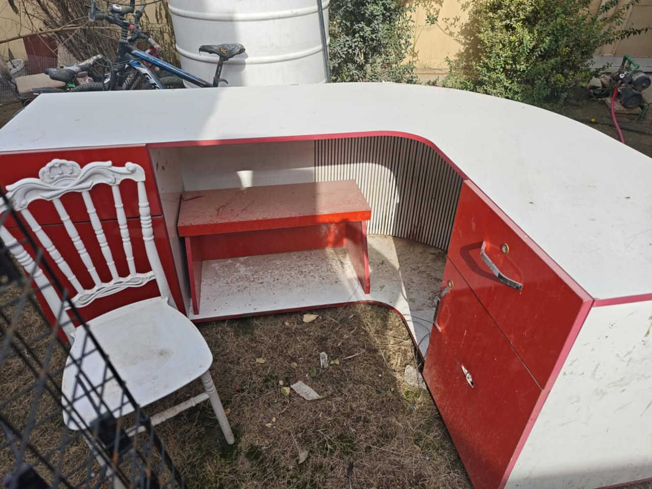 ميز كاشير تستعمل متر ونص
جرارات 2 وابواب 2.   مكان لحاسبة متنقل    
العنوان النجف لا يوجد توصيل ***********
