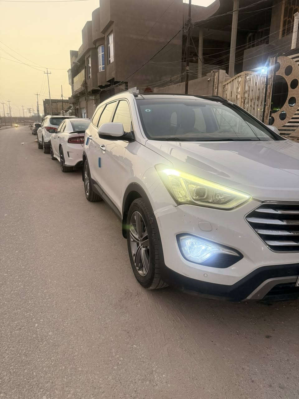 هيونداي جراند سنتافي 2014 خليجي  مكفوله كفاله عامه ماعده بارد بيه جهه الباب الخلفي گد خمس اصابع طرف الباب  (أعلى فئة) هي SUV عائلية بـ 7 مقاعد، تتميز بمحرك 3.3 لتر V6 (ينتج 270 حصان)، دفع رباعي، وفتحة سقف بانوراما. تأتي بتشغيل بصمة، مقاعد جلد كهربائية مع تبريد وتدفئة، نظام ملاحة، كاميرا خلفية،  تتوفر مساحة أوسع (أطول 225 ملم) من النسخة العاديه 
أبرز المواصفات التفصيلية (الفول الكامل/الجراند):
المحرك والأداء: 3.3 لتر، 6 سلندر، 3300 سي سي، ناقل حركة أوتوماتيكي بـ 6 سرعات.
التصميم: فتحة سقف بانورامية، مصابيح ضباب، شبك أمامي مطلي بالكروم.
التجهيزات الداخلية: 7 مقاعد جلد (صف ثالث قابل للطي)، مقاعد أمامية كهربائية مع ذاكرة وتبريد/تدفئة، مكيف خلفي.
التقنيات: شاشة نظام ملاحة/ترفيه، تشغيل بضغطة زر (بصمة)، دخول بدون مفتاح، مثبت سرعة.
السلامة والأمان: نظام مراقبة النقطة العمياء،نظام (ESC) للتحكم بالاستقرار، نظام (HAC)'…اشاره ترحيب عن بعد السيارره فوووول الفووول 

مكينه  6 سلندر يعني 3600 وگير وحداديه وتخمً تاير جديد ع الشرط ترايك للبصره لاتنقيص ولاتبخير ابيع شررط يعني مضمونه سياره بسمي شخصيا مراوس او بيع 
رقم الماني الجديد هزه جديده كله جديد فقط مداور المرور 
السعر 183 الاتصال ع الرقم ***********او ***********
