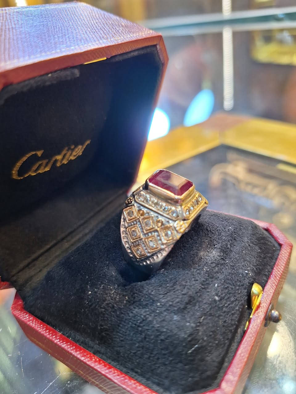 الصياغات القديمه والانيقه
مواصفات الخاتم

حجر الياقوت الحقيقي وليس كارنت 

مطعم بالالماس البلجيكي عدد 24 ماسه

مع مايقارب مثقال من الذهب عيار 21 القواعد من الذهب 

اكيد صياغة باسم زاروكه القديمه 

قياس الحجره 14 ملم

قياس الفضه 23

السعر معروف لهكذا جوهره وصياغة  فقط الى اصحاب الذوق الرفيع وان شاء الله الجميع من اصحاب الذوق المميز


**إذا كنت صاحب هذا الإعلان وتريد حذفه لأي سبب، رجاءا أرسل رسالة إلى الدعم الفني**