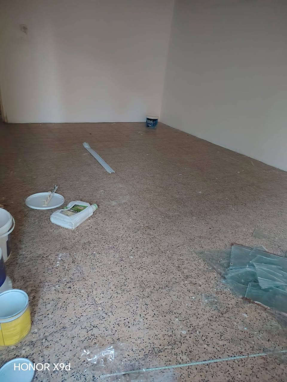 بيت الايجار حي البكر قرب مدرسه الرقم  غرفه نوم وهول واستقبال مطبخ وصحيات مكتب تاج   ***********/   ***********
