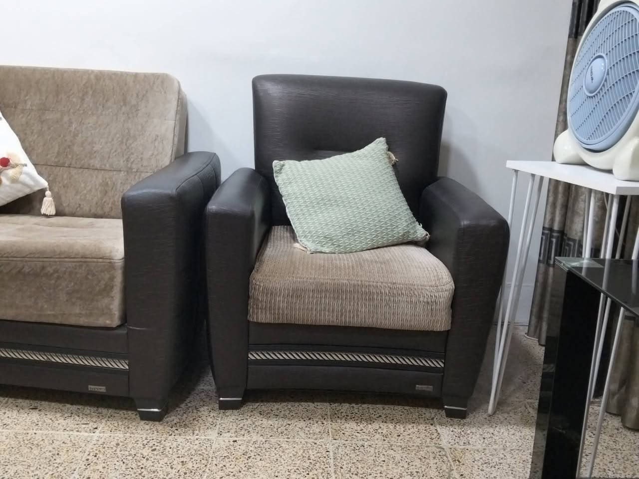 تخم ماركه استقبال مع ميز وسطي سعر700الف ومعامله
ميز تيفي زجاج سعر100الف


**إذا كنت صاحب هذا الإعلان وتريد حذفه لأي سبب، رجاءا أرسل رسالة إلى الدعم الفني**
