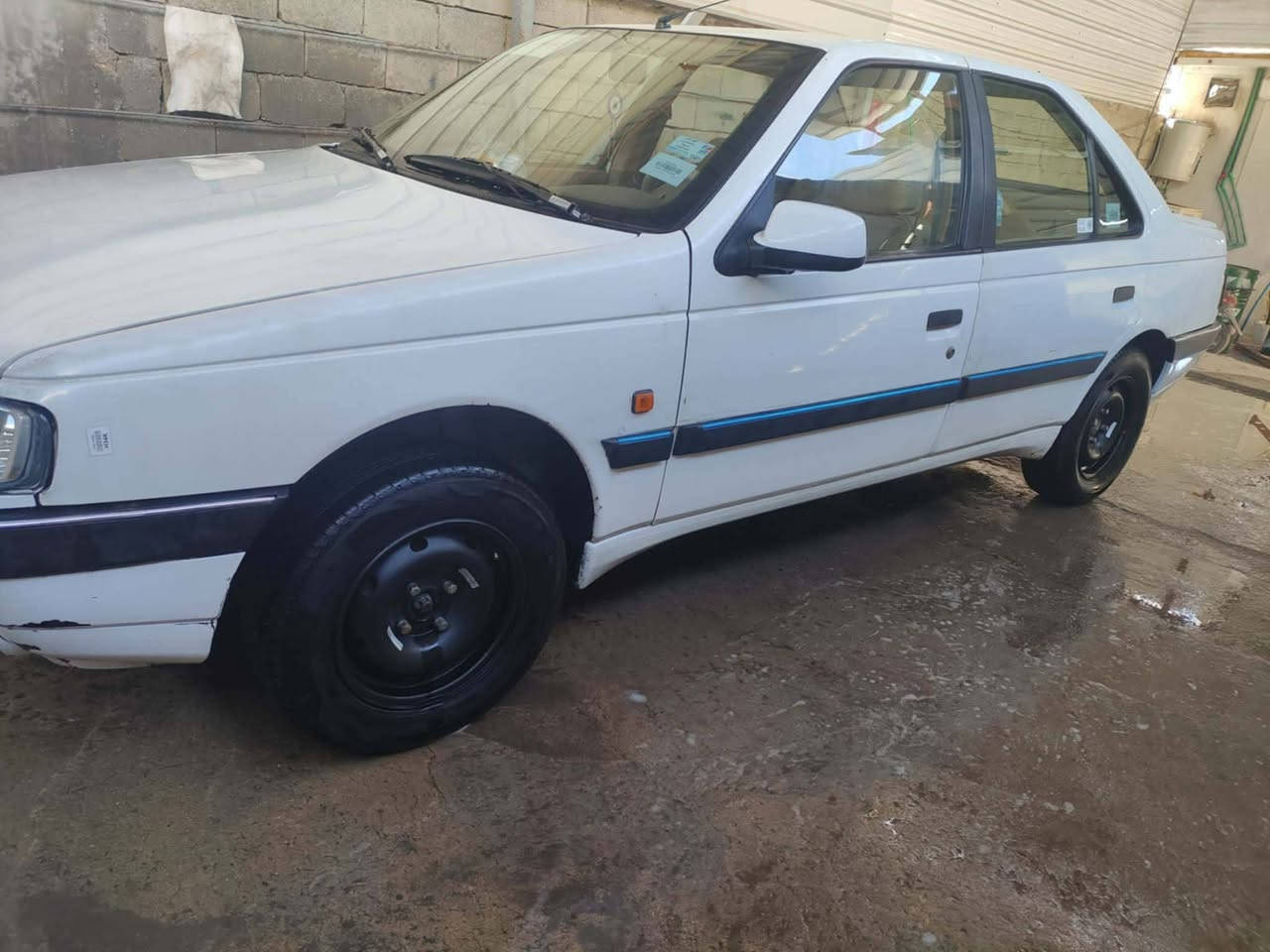 بيجو 405ابيض موديل 2013  مكينه بلادي فرنسي مكفول من ضربه والصبغ رقم انكليزي بغداد  اصدار جديد للاستفسار الاتصال *********** مكان كربلاء
