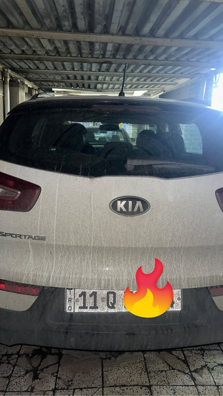 السلام عليكم سبورتج خليجي موديل 2013 بيها قطعتين صبغ ووحده تبديل (البنيد صبغ  وجاملغ خلفي وجاملغ امامي تبديل )سياره نص فول حساسات تحكمات كامره ثلاجه اشاير ب مري كير ٦نمر محرك٢٠٠٠دوش تواصل خاص او اتصل على رقم ***********
