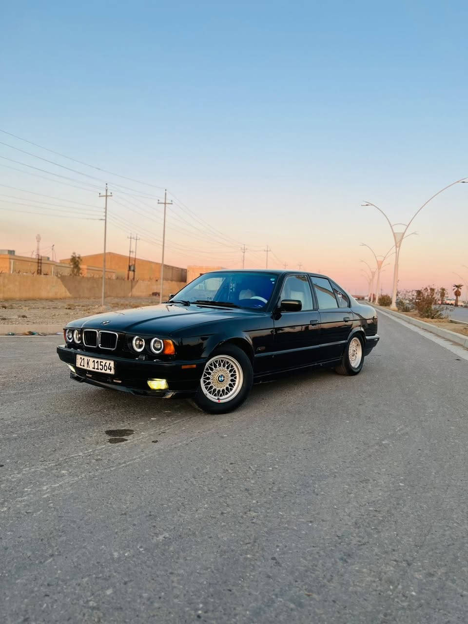 السلام عليكم بي ام موديل 1994 بلادي حجم 525 كبس  اوتماتيك
لون اسود  رقم سليمانية دولي سنوية  لغاية 2027شرط التحويل 
بجم عريض 
فول فول مواصفات عدى السلايت  
كشنات جلد داخل غرفته اسود  بلادي لوك وكهربائي اربع جامات كهربائي اوتو سستم  سماعات
 ويل خليه بلاد 
تبريد شغال
 لايت حلقة ومنظومة زينون 
 دبل ايرباك و دبل جكمجة 
صدر امامي وخلفي جديد
و٤ تايرات لوك 
 مصبوغة جمالية فقط بدون اي ضربة ولا دواخل
سيارة  جديدة 
 مكان السيارة تكريت  السعر 61 وبيه مجال شراي خابرني وتدلل رقم الموبايل ***********
