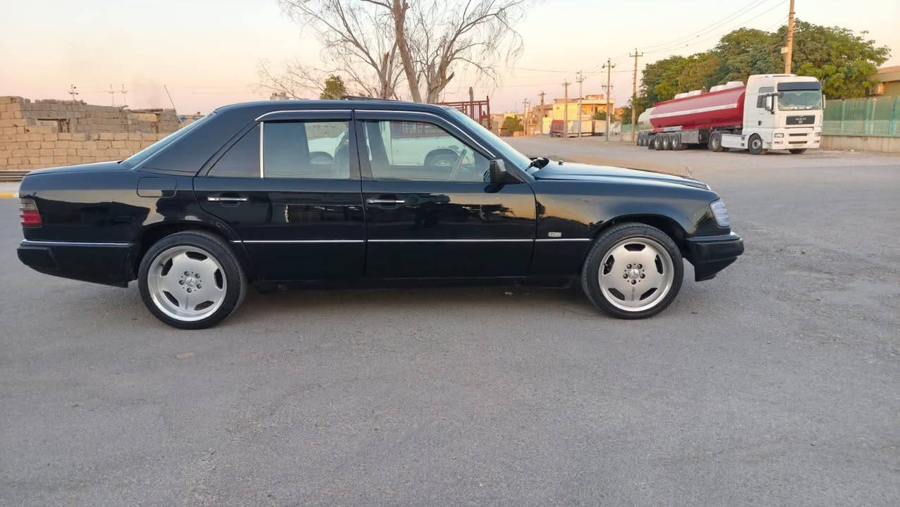 سلام عليكم للبيع مرسيدس دب موديل 90 محرك بطه تخم تاير جديد صدر جديد محرك گير بشرط سيارة بدون نواقص قواعد دبل بلاديات سيارة مصبوغه فقط جماليه كهربائيات كله يشتغل سعر 56  .عنوان كلار   لتواصل ***********
