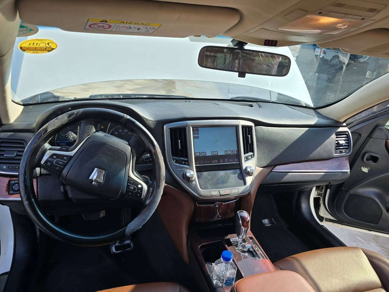 كراون 2014 هايبرد اصل ( رياضي )
فول فول مواصفات كشن كهربائي بصمة
شاشة كبيرة لمس كاميرا حاسه راردارت حاسات 
تحكمات ستريت بلوتوث اوكس 
ابيض صدفي رادارات وبصمات ابواب شفط 
رقم بصرة بااسمي شاشتين لمس مودات قيادة 
رقم صاحب سيارة ***********
