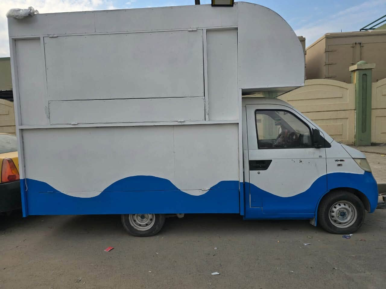 مطعم متنقل ما ناقصه أي شي جديد فوك متصور وجاهز للأخير السياره جديده شيري مديل ١٤ وكفاله من كلشي عنواني بغداد الوزيريه 
السعر ٨٥ وبيها مجال حك الجيه 
***********
