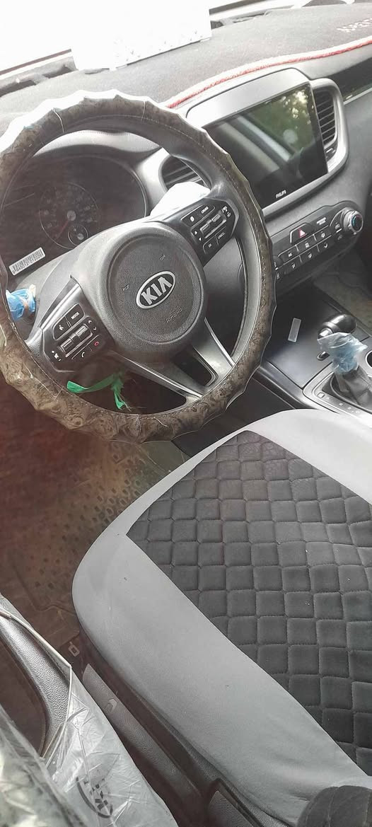 سلام عليكم 

سورنتو مديل ١٧ 
مكينه ٦ 
ماشيه ٨٥  
بيه جاملغ وبنيد معمره نفسه والباقي كفاله عامه ؟فرويل 
تخم تاير جديد سياره جديده كلش رقم نكليزي بسمي 
سعر195 وبيه مجال بصيط
 

***********
