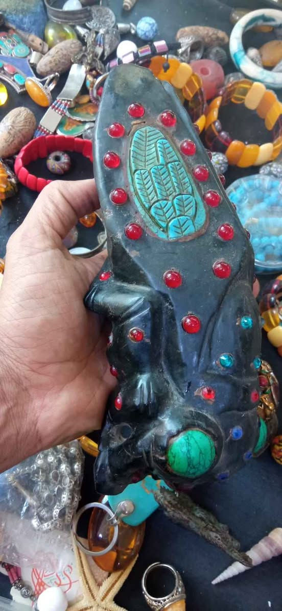 لمقتني النوادر الثمينة قطعة من منحوتة من حجر عباس اباد مرصعة بالاحجار وزن ثقيل
السعر اخوان ٢٠٠ الف قطعة اصلية
تواصل واتساب *********** بغداد, العراق
