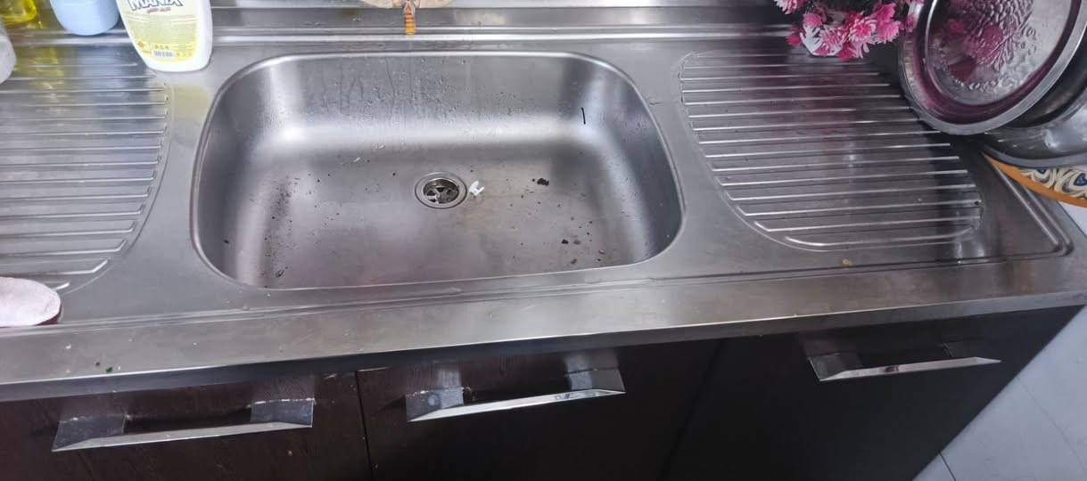 عندي هذا متر ونص خشب تركي قوي تفصال نظيف أي زرف مابيه بألسنك على الفحص ابوابه كامله وقويه ثكيل بس بيه بابين سلايت للخزن وحده منهن متفتح قويه والثانيه طبيعيه وبابين خزان اريد اراوسه بمتر وعشرين أو متر وثلاثين 
المنيوم نظيف مال بيت وانطي فرق بسيط عليه 
اليعجبه يتفضل ونتفق 
او للبيع


**إذا كنت صاحب هذا الإعلان وتريد حذفه لأي سبب، رجاءا أرسل رسالة إلى الدعم الفني**