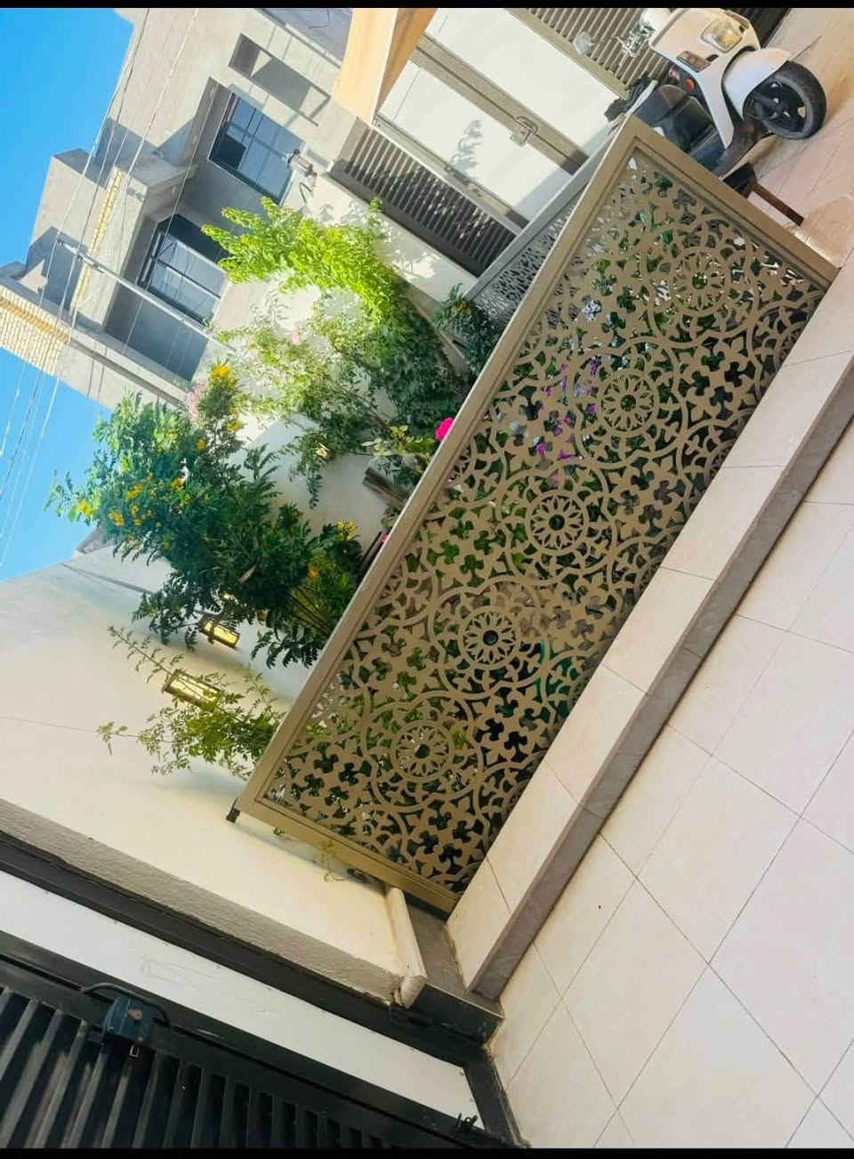 🏡 بيت للبيع – طابو زراعي سند 25 (جاهز للتحويل الفوري)

📍 الموقع: المسيب – قطع علي طليفح، مقابل معمل الحرير / حي الموظفين الثانية

🔹 المساحة واقع حال: 280 م²
🔹 المساحة في السند: 200 م²
🔹 عدد الطوابق: طابق ونصف
🔹 عمر البناء: سنة واحدة فقط
🔹 البناء جديد ونظيف جداً وجاهز للسكن

🏠 تفاصيل الطابق الأرضي:

* غرفتين نوم
* استقبال
* صالة
* مطبخ عدد2 (حار وبارد)
* مجمع صحيات
* كراج سيارة
* عدد 2 منور

🏠 الطابق العلوي:

* غرفة نوم
* سطح شتايكر

✨ المميزات والخدمات:

* ماء
* كهرباء وطنية
* خط سحب
* تبليط
* ركن كهرباء
* بوري
* سبالت دفن
* منطقة هادئة وقريبة من الأسواق والمدارس والخدمات العامة

💰 السعر: على الخاص

📞 للاستفسار: ***********

🏢 مكتب عقار أهالي المسيب
📍 حي المعلمين الثالثة – قرب جامع محمد الجواد
