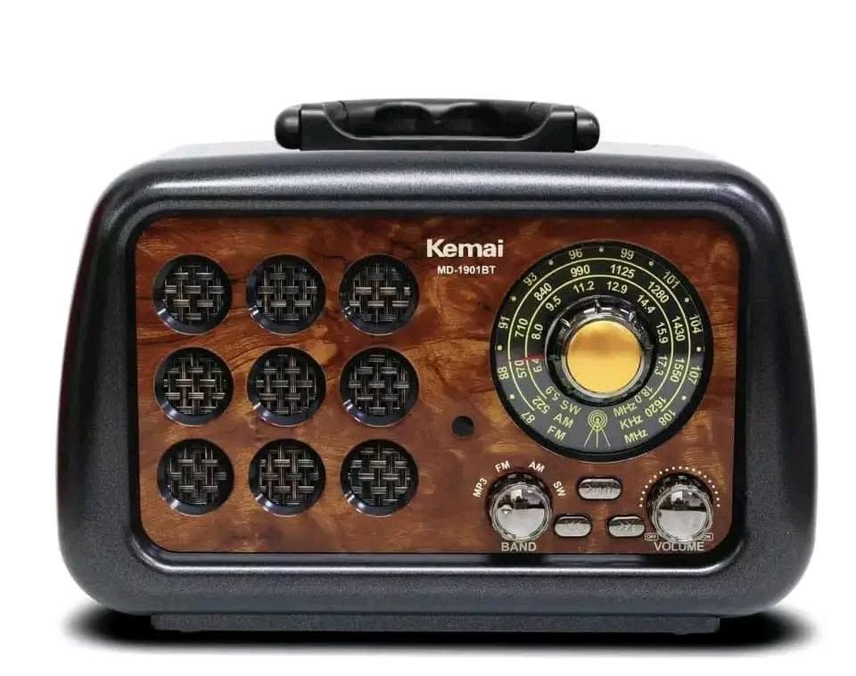 راديو عتيق الطراز من ماركة Kemai، طراز MD-1901BT.يتميز بتصميم كلاسيكي يجمع بين المظهر القديم والتقنيات الحديثة مثل البلوتوث.يدعم الجهاز تشغيل ملفات MP3 عبر منفذ USB وفتحة بطاقة SD/TF.يحتوي على راديو بثلاثة موجات: FM و AM و SW.


**إذا كنت صاحب هذا الإعلان وتريد حذفه لأي سبب، رجاءا أرسل رسالة إلى الدعم الفني**