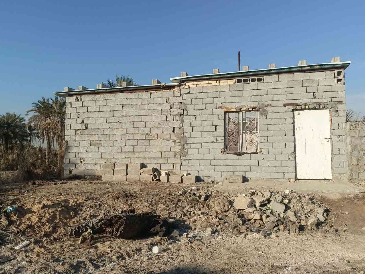 الدار للبيع المساحه 100متر بي غرفه ومطبخ وصاله وتخاريج الموقع الحيره عل شارع الصنين السعر 12 وقابل للتفاوض رقم الهاتف***********
