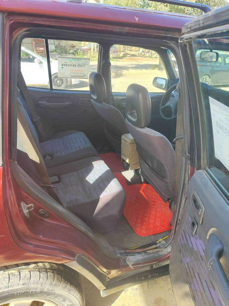 السلام عليكم سياره راف فور  موديل 1995دفع رباعي سياره عاوزه صبغ مكينه جديده  كامري ابو الجف ٢٠٠٠   كهربائيات كلهه شغله كير اوتو صدر جديد رقم جديد سعر40وبيهه مجال حك جيه سياره باسمي وشرط تحويل
رقم***********
