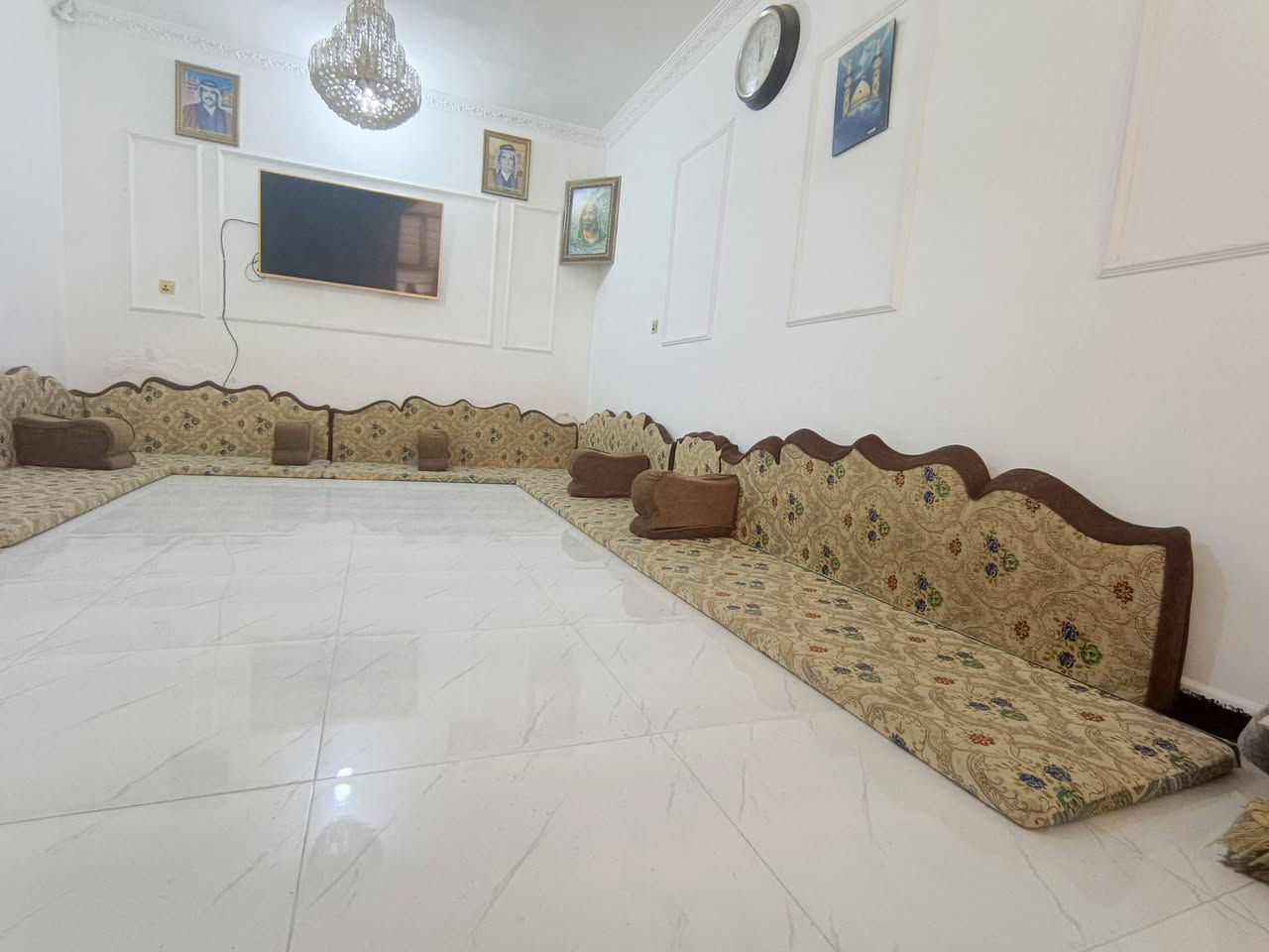 السلام عليكم .. 
جلسة خليجية للبيع نظيفة جداً كما موضح بالصور والفيديو وكذلك تجي وتشوف بعينك للمساحات ٧×٤ 
السعر:200 الف /العنوان: كربلاء/حي الغدير
للتواصل مراسلة الصفحة او الواتساب:***********
