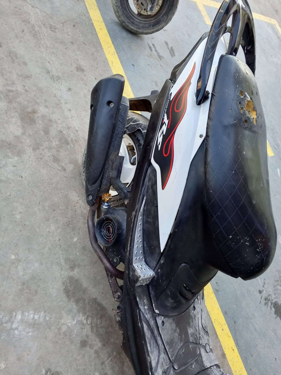 ماكس  للبيع سعر 400 *********** بلديات مقابيل جامع صلاح المكصوصي
