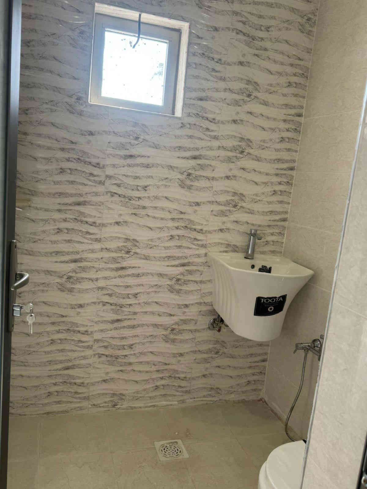 السلام عليكم
بيت للبيع مساحة ٧٥ متر واجهة ٤.٧٠ نزال ١٦ مجمع السلطان الأول يتكون من طابقين ٣ غرف نوم استقبال مطبخ وصحيات ٢ وبيتونه شغل درجة أولى السعر ١١٤ مليون تنازل شركة القلعة البيضاء
للإستفسار *********** يوجد واتساب
