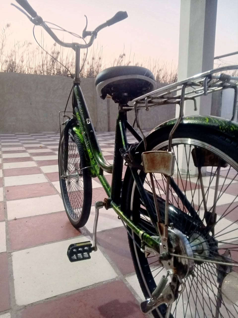 سلام عليكم ورحمه الله وبركاته اخواني باسكل للبيع نضيف موديل 22 نقشه حلوه دبل سيم حجم  25 الستفسار اكثر*********** السعر بلاش 75 وبيه مجال
