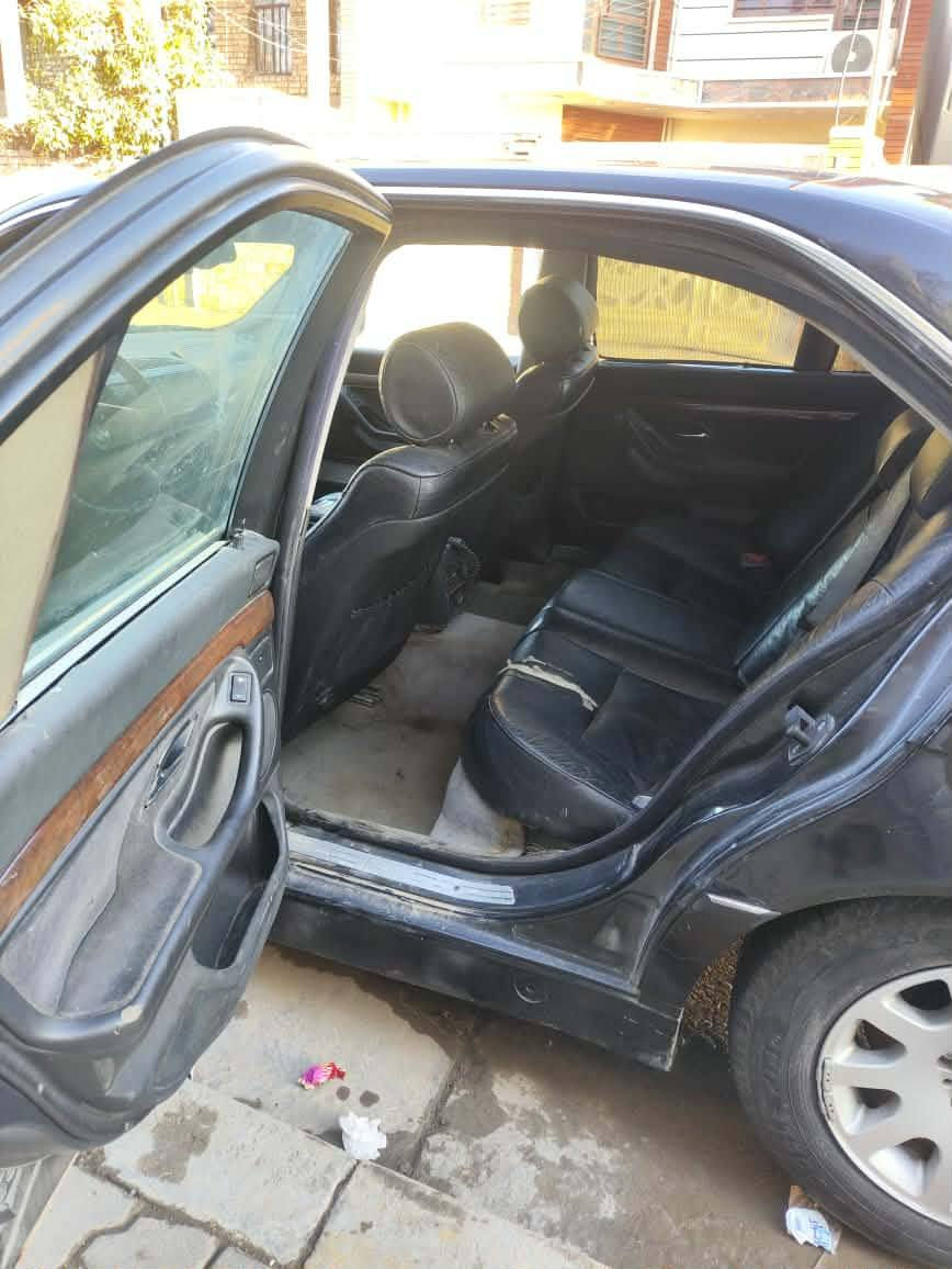 خفاش 730 موديل 95 رقم بغداد باسمي رقم دولي وهزة جديدة 
مكينة بدلتها جديد بيها صوت مال بطالة فقط 
 الصدر الخلفي والامامي جديد 
غرفه جلد نظافة 60 ٪ محتاجه بطانة السائق والوراها
تخم تاير جديد 
كهربائيات كلها شغاله 
سلايد جام وبردة خلفية كهرباء
وباقي مواصفاتها معروفة  
السعر 60 بيها مجال بسيط للاستفسار الاتصال على الرقم ***********
