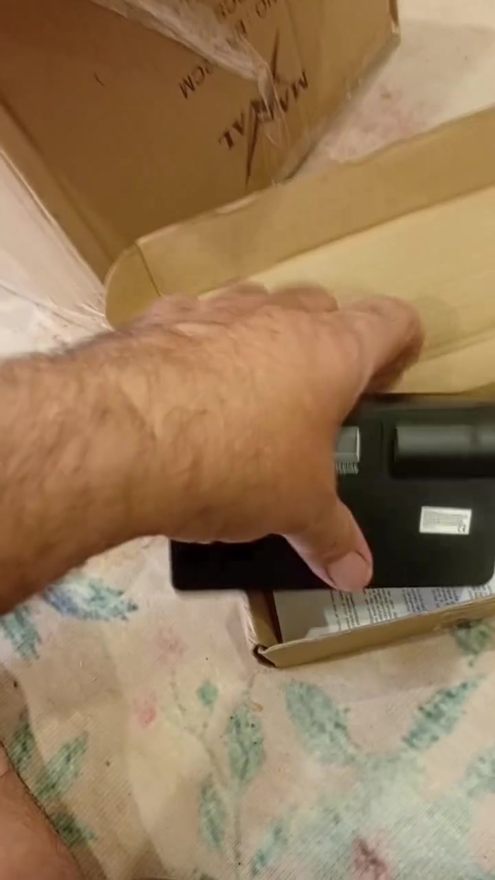(Car Power Inverter)،
 يقوم بتحويل جهد السيارة (عادةً 12 فولت  تيار مستمر) إلى جهد منزلي (مثل 220 فولت تيار متردد).يحتوي على شاشة رقمية (Voltage Display) لعرض جهد البطارية الحالي، مما يساعد في مراقبة استهلاك الطاقة.يشتمل على عدة منافذ شحن، منها منافذ USB لشحن الهواتف والأجهزة اللوحية، بالإضافة إلى مقابس كهربائية قياسية للأجهزة المنزلية.يتميز المنتج غالباً بقدرة تشغيلية تصل إلى 200 واط، وهو مناسب للاستخدام أثناء القيادة أو التخييم لتشغيل أجهزة صغيرة مثل اللابتوب أو المراوح.

سعر 20 الف
توصيل 5 الف 

#every


**إذا كنت صاحب هذا الإعلان وتريد حذفه لأي سبب، رجاءا أرسل رسالة إلى الدعم الفني**