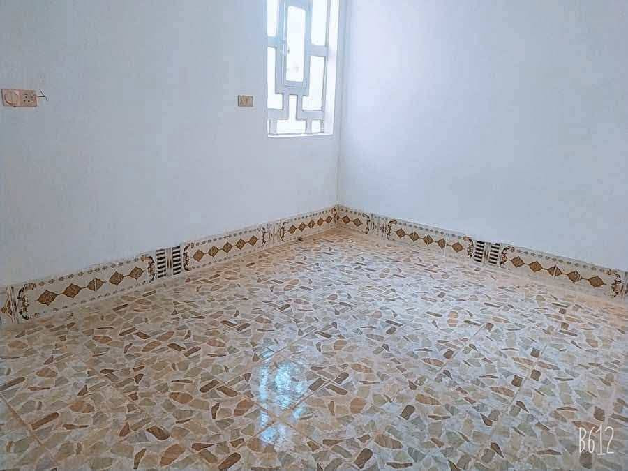بيت🏠للايجار المساحه 100 متر حي النداء شارع مجمع بيتي خلف مول بغداد سعر الايجار 250 مل شهر بشهره يحتوي على غرفه صاله مطبخ استقبال حمامات خارجيه وداخليه للاستفسار ***********
