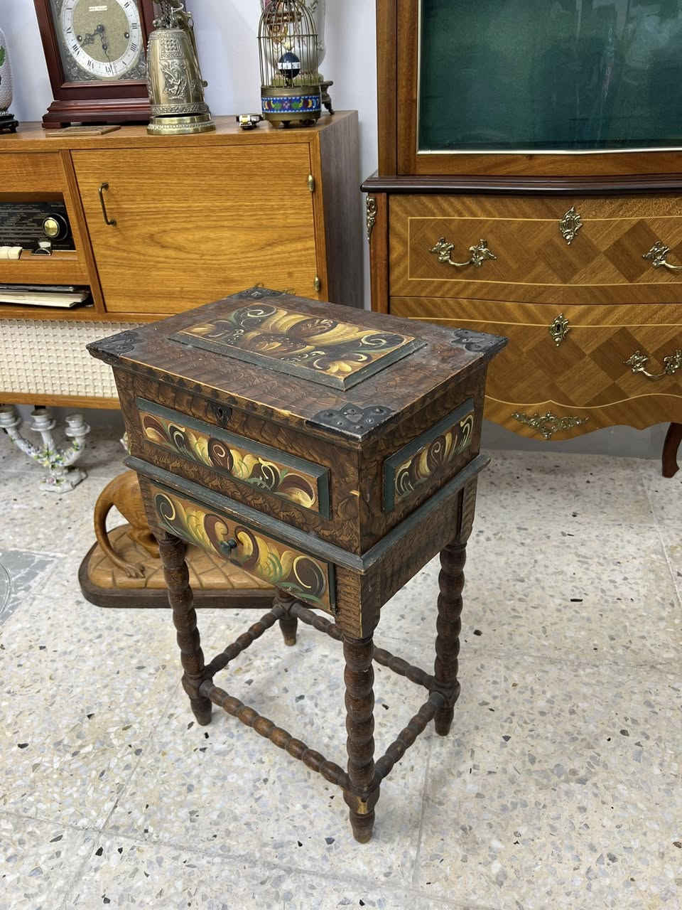 مجموعه انتيكات وتحف
***********

مكاني بغداد منطقه الكسره قرب ملعب الكشافه
