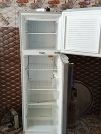 ثلاجة • حجم كبير • عوزه غاز