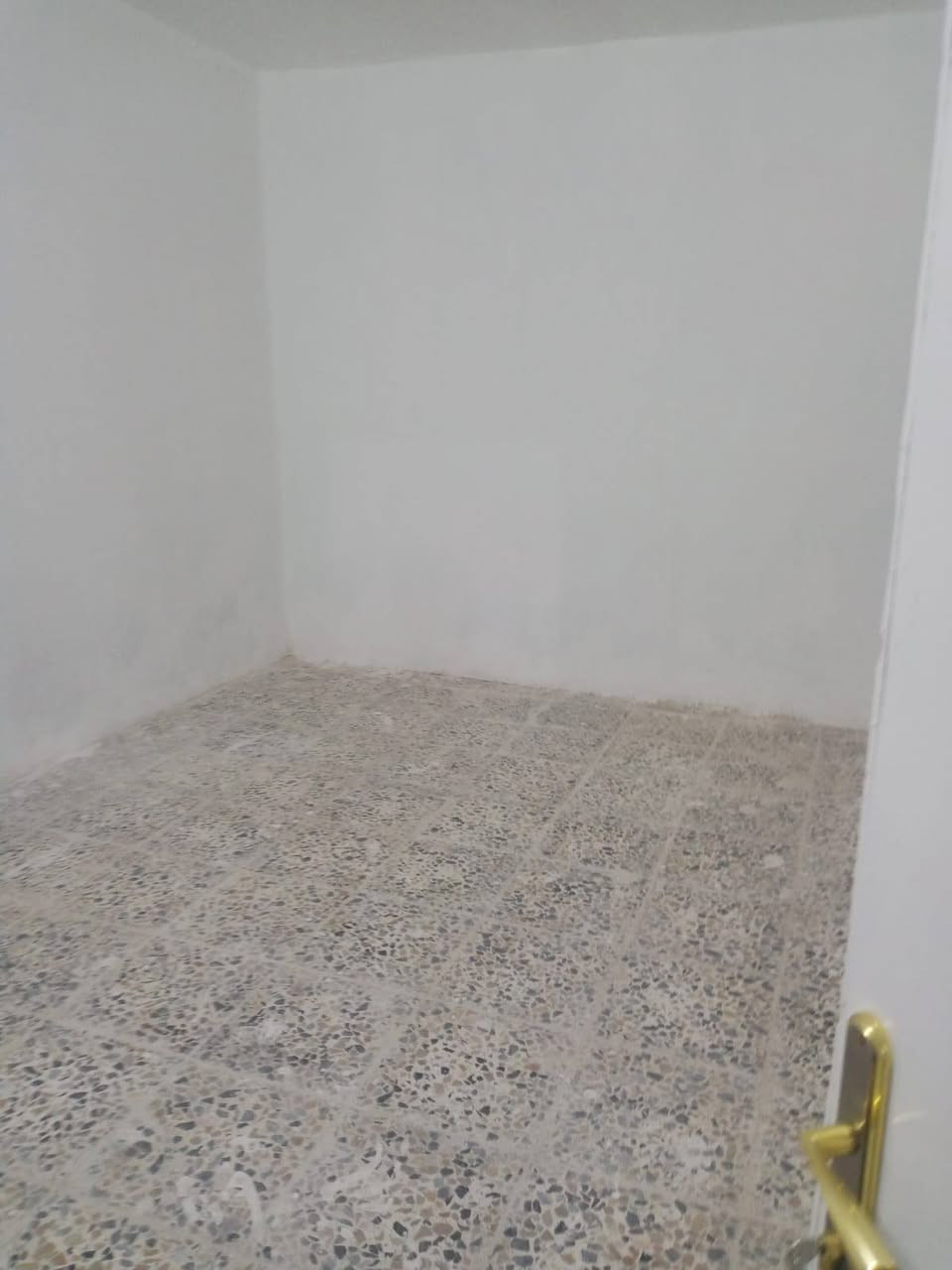 بيت للايجار ميلاد شارع 20
مساحه 120يحتوي ع اربع غرف صاله مطبخ  صحيات 

متوفر خط مولد انترنت كيزر تانكي ماء جاهز لسكن 

سعر ايجار 300

***********
