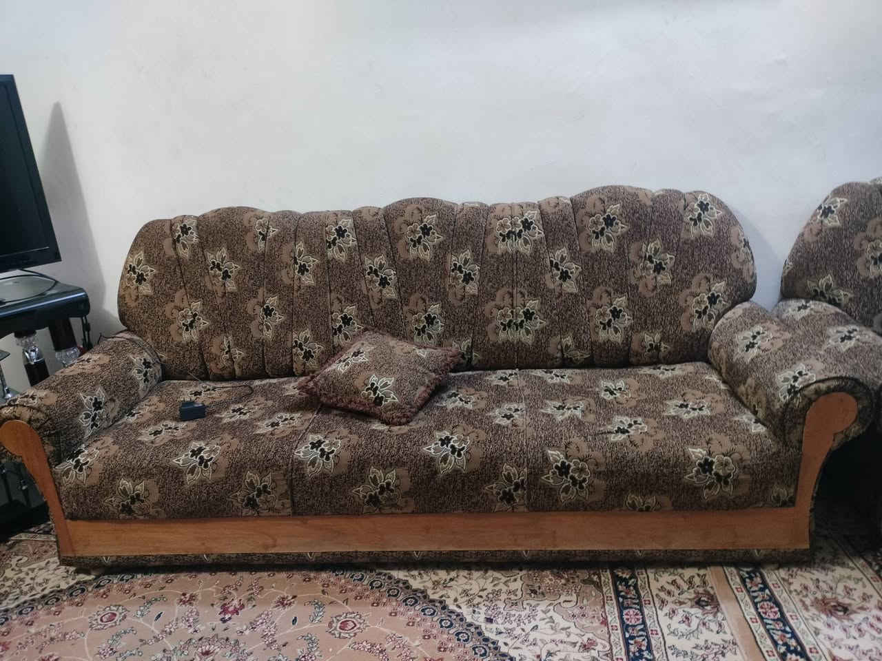 نص تخم قنفات مكون من عدد 1 كبير و2 صغير مع ميز تلفاز زجاجي
اكتب سعرك وان شاء الله نوصل لأتفاق يرضي الطرفين 
للتواصل:
***********
