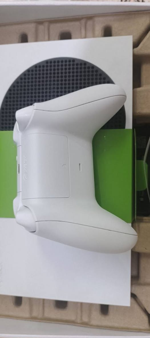 السلام عليكم
شلونكم شباب،
عندي اكس بوكس سيريس S للبيع، الجهاز مستعمل شويّة بس نضافته تخبّل، 
🔹 نظافة ١٠٠٪؜ – ما بي خدش، لا ضربة، ولا أي خلل
🔹 السعة: 512GB – ينزل ألعاب هواي ويمشي سلس
🔹 البطاريات الأصلية مال الجويستك بعدني ما فاتحهن أصلاً! بعدهن نايمات بالعلبة
🔹 كل أغراضه موجودة – مرتب ومحفوظ مثل الذهب

✅ الجهاز ما بي شي،تربطه وتلعب، أداءه سريع ومرتب، يدعم ألعاب الجيل الجديد بدون أي تقطيع لحد 120 فريم والجودة 2k
يفيد للناس اللي تريد جهاز نضيف ومرتاح، لا تصليح لا تعب

💰 السعر ٤٠٠ ألف دينار عراقي
📉 وبيه مجال للجادين

📍 المكان: الطارمية
📩 التواصل خاص او عله هذه الرقم:***********
