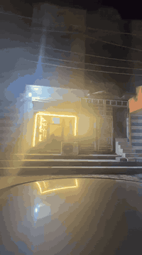 بنايه للبيع تجاريه على شارع ٣٠ 
مساحه ١٠٠م٢ (٩*١١) 
تحتوي على محلين ومشتمل ارضي وشقتين 
للاستفسار الاتصال على الرقم (***********)
