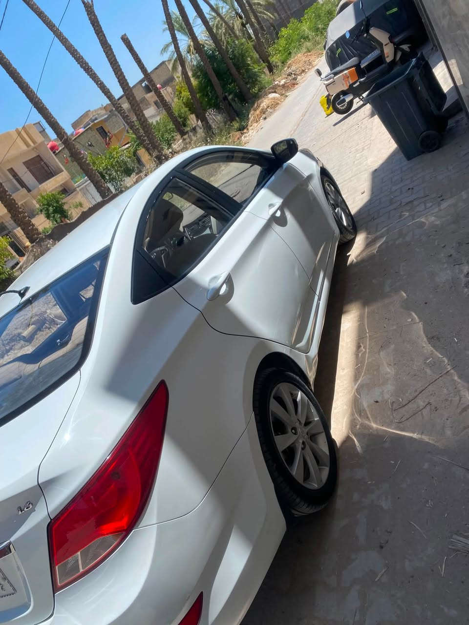 السلام عليكم للبيع هونداي اكسنت ٢٠١٦ خليجي فول موصفات فتحه حساس خلفي 
محرك ١٦٠٠ رقم بغداد انكليزي بسمي تحويل ثاني يوم سياره جديده مال بيت اي نقص مابيه كير محرك صدر تبريد ثلج 
مكفوله من الضربه بيه بس ربع الباب الخلفي صبغ وبارد موضع بلسونار 
مكاني بغداد كريعات سعر١٠٥ 
الشراي يتصل مكلف بلنشر 
***********
