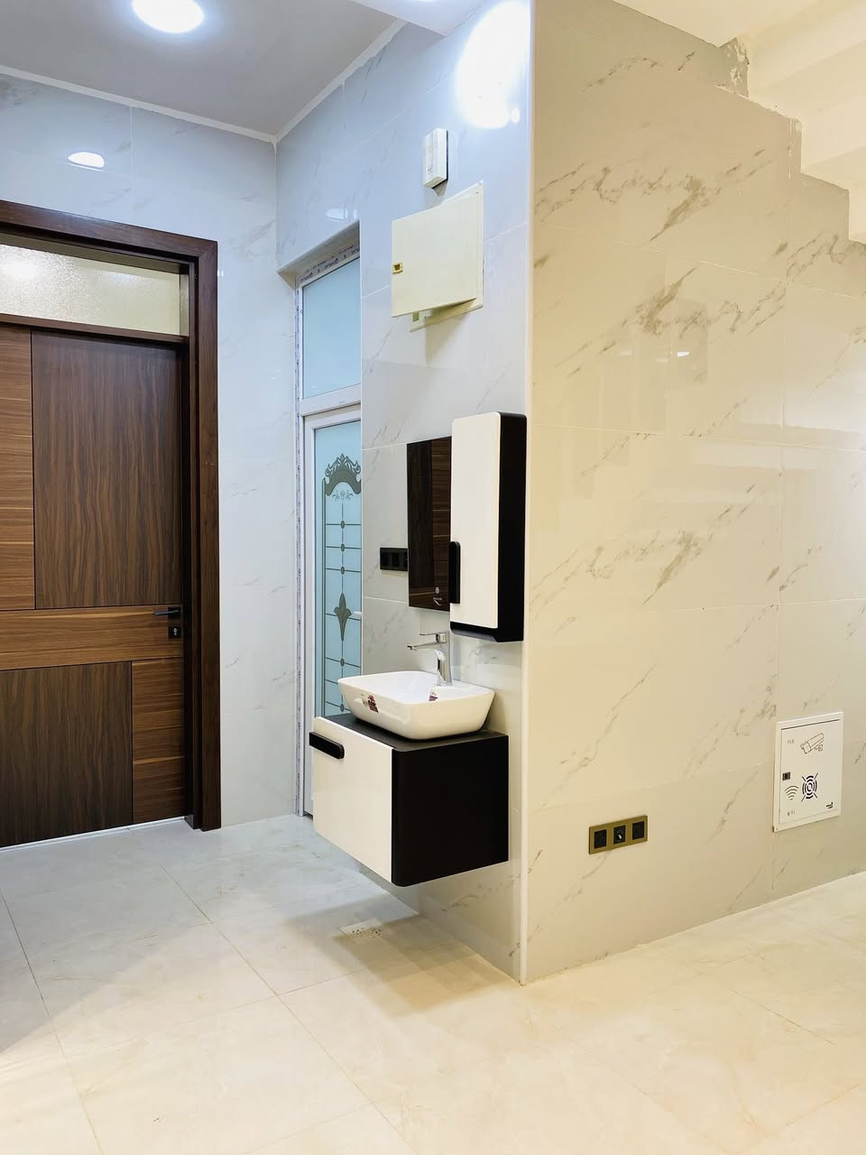 ،،بسم الله الرحمن الرحيم ،،
              🪬.         
مشتمل مربع على شارع 15 
(بجانب الركن )
منطقة الخاجية خلف أفران العراق 
المساحة  100 متر
10*10
المنطقة فول خدمات 
ماء مجاري كهرباء التبليط حاليا جاي يشتغلون بي 

طابقين 
الطابق الأول غرفة نوم مطبخ حار بارد صالة كبيرة 
 استقبال 
منور داخلي صحيات داخلية وخارجية
الطابق الثاني غرفتين نوم
صالة 
و صحيات 
جميع بورسلين جدران البيت اللواح 60*120 نوع هندي
بايات الدرج مرمر 3سم
محجر المنيوم زجاج مقسى 
 المشتملات مؤسسة سبالت 
كاميرات 📷 
إنترنت 🛜 
الإسلاك الكهربائية نوع فنار السعودي ومواد الماء التركي نوع بلسا والمجاري ألماني 
  شغل درجة اولى بمعنى الكلمة مواد الماء والمجاري والكهرباء درجة اولى مع الضمان
أبواب خارجية قاصة تركي 
ابواب داخلية تركي ارتفاع 240سم 
 شبابيك ألمنيوم سلايت جام 10ملم 

الواجهه لبخ وسقل باستخدام اصباغ الجوتن العالمية ضد الرطوبة ضد التعفن الألوان ثابتة مع التطعيم بالفوم التركي 
 للاستفسار 
***********
***********
مكتب الحر للعقار 
الخاجية قرب أفران العراق
