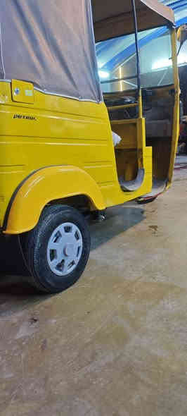 سلام عليكم دخول 2017اصفر  بلاديه فقط صبغ بلغود 
تكتك قطره خياس مابيه نضيفه
سعر 4300 رقم سنويه نكليزي لوحات مستلم بسمي 
مكان بلديات 
***********
